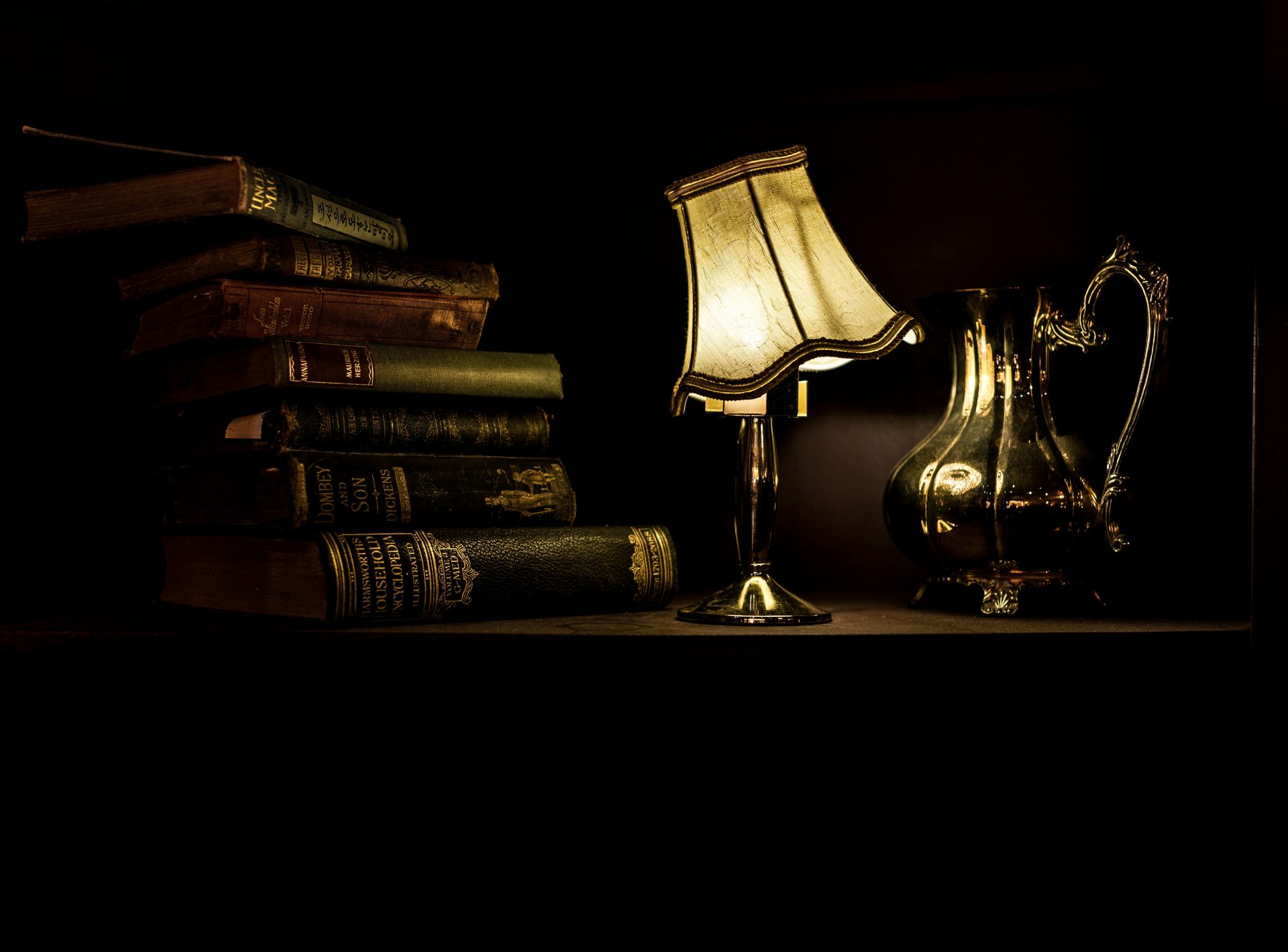 Encendió una lámpara de escritorio junto a una pila de libros.