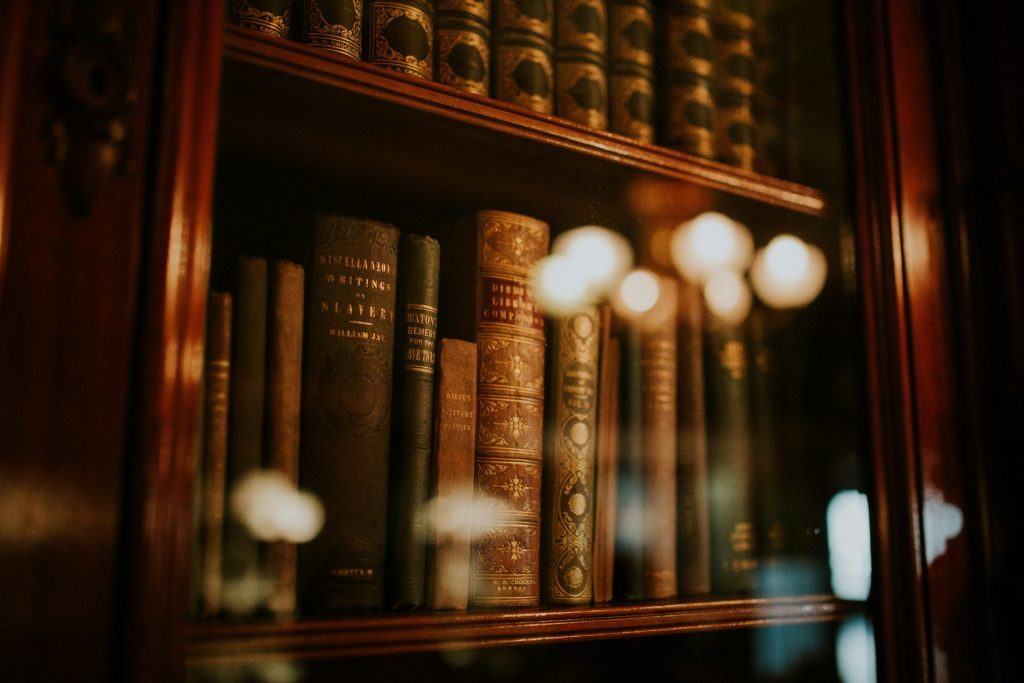 libros en librería de cristal