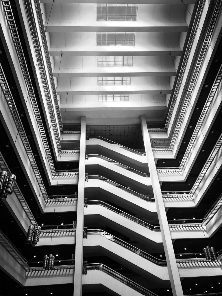 foto en escala de grises de una escalera